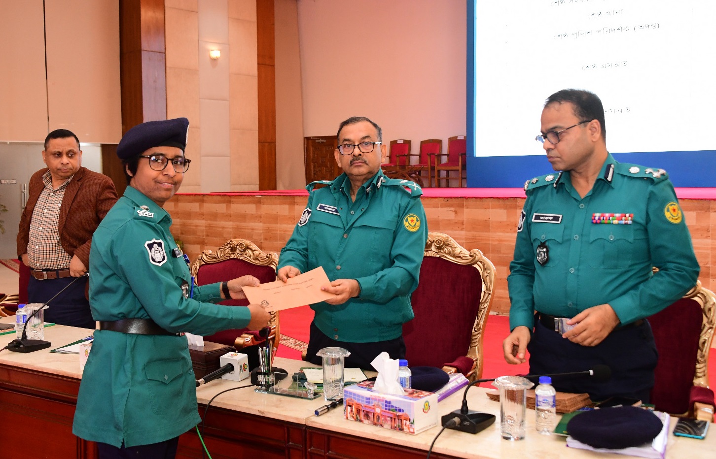 ডিএমপির ডিসেম্বর মাসে উত্তম কাজের স্বীকৃতি পেলেন যারা