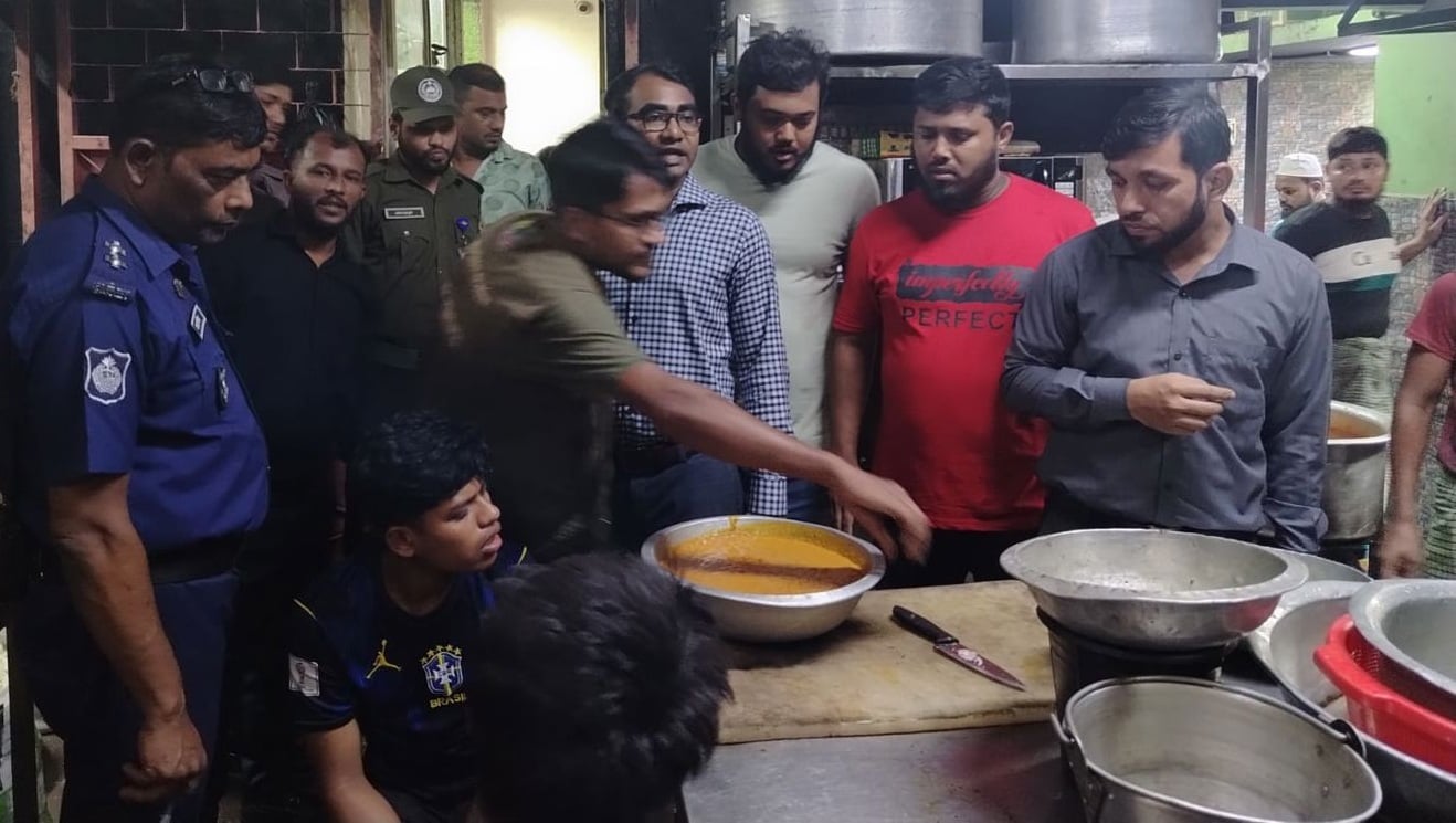 পচা-বাসি খাবার রাখায় রাউজানে ৪ প্রতিষ্ঠানকে জরিমানা