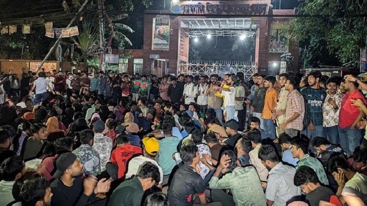 সাত দিনের আল্টিমেটামে তিতুমীর কলেজ শিক্ষার্থীদের অবরোধ প্রত্যাহার