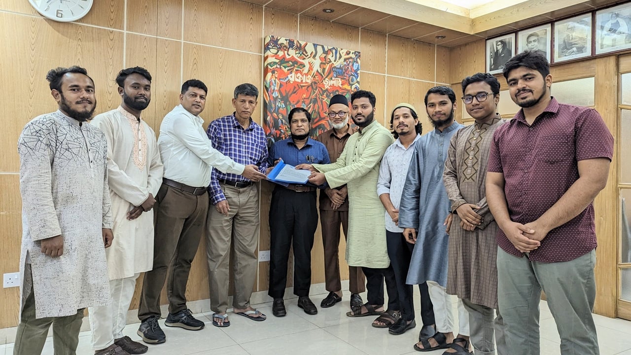 শতভাগ আবাসন নিশ্চিতের দাবিতে চবি শিবিরের স্মারকলিপি