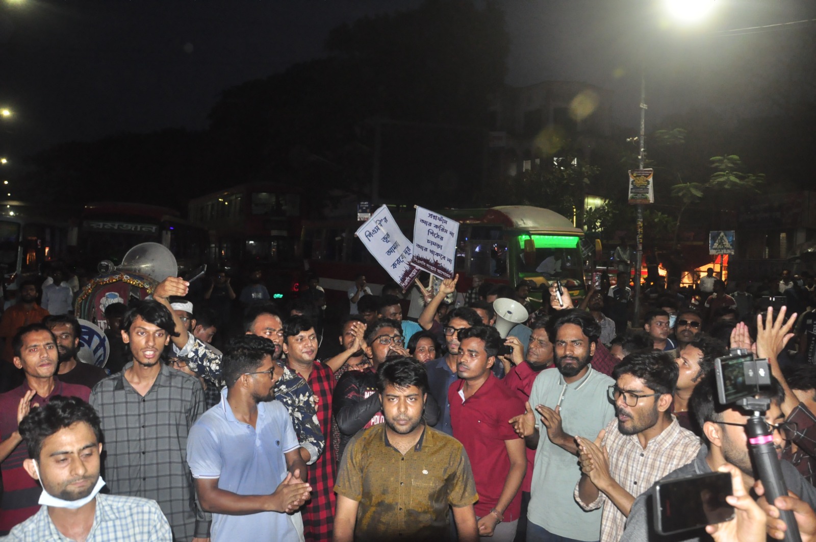 পিএসসি সংস্কারের দাবিতে শাহবাগ অবরোধ
