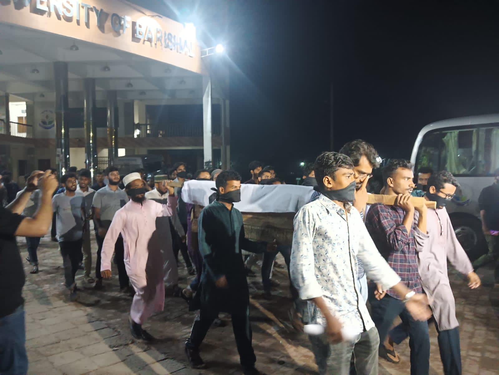 ববি প্রশাসনকে মৃত ঘোষণা করে কফিন নিয়ে মিছিল