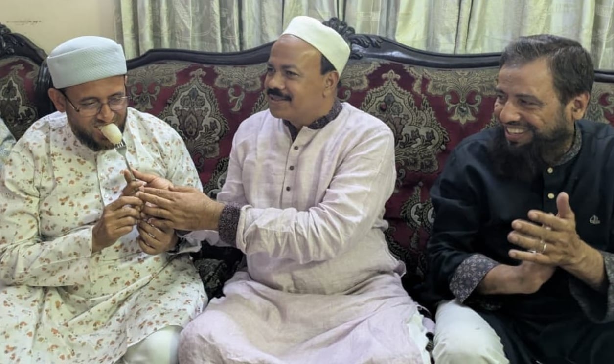 জামায়াত প্রার্থীকে মিষ্টিমুখ করালেন বিএনপির থেকে বিজয়ী আসলাম চৌধুরী