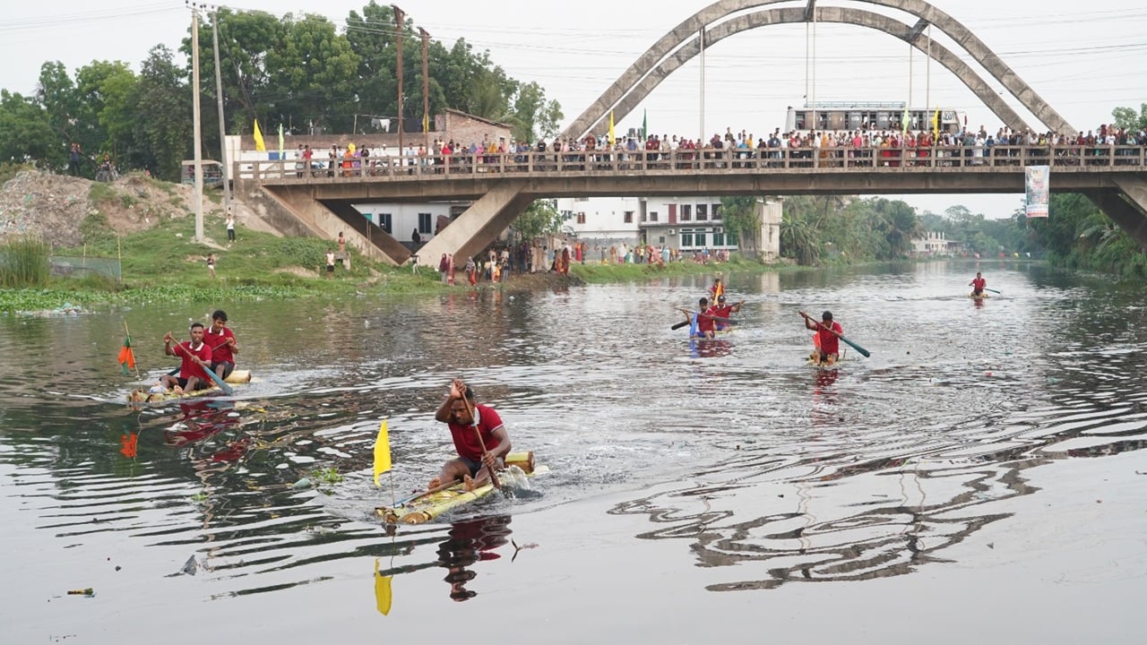 ময়ূর নদী বাঁচানোর আহ্বানে খুলনায় ভেলা বাইচ প্রতিযোগিতা
