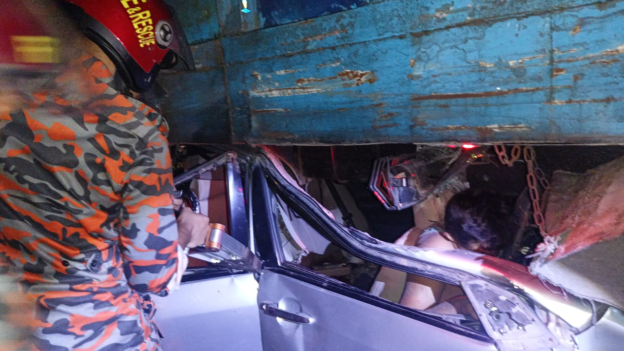 দাঁড়িয়ে থাকা ট্রাকে প্রাইভেটকারের ধাক্কায় ৫ জন নিহত