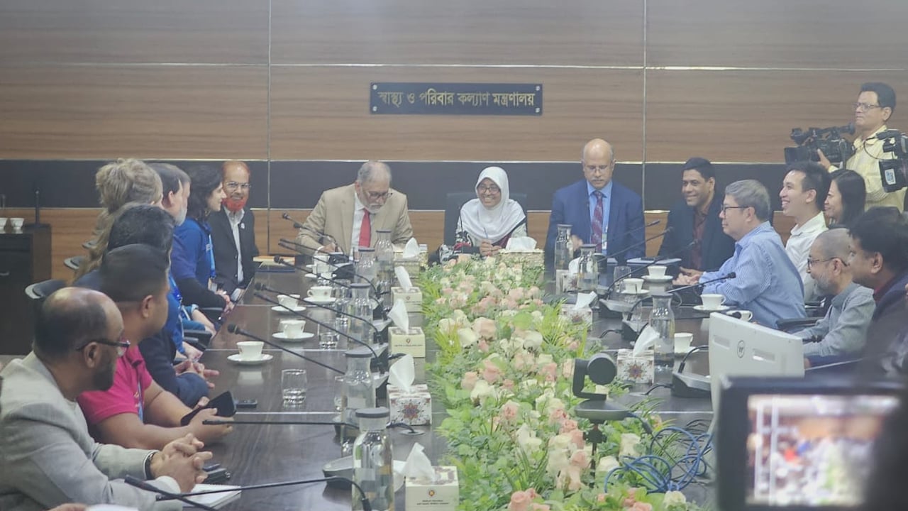 আহতদের চিকিৎসাই সর্বোচ্চ অগ্রাধিকার: স্বাস্থ্য উপদেষ্টা