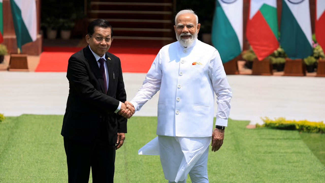 কেন জান্তা প্রধানকে হাতকড়া পরাতে বললেন সমালোচকরা