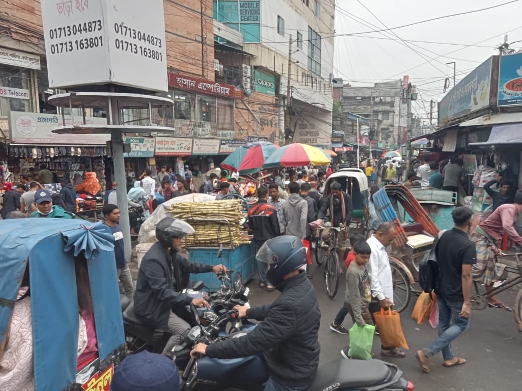 খুলনার সড়ক ও ফুটপাতে দুর্ভোগে পথচারী