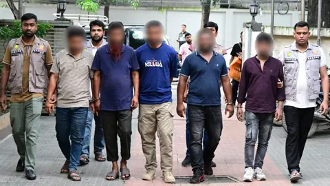 ডাকাত দলে ছিলেন র‍্যাবের সদস্য, অস্ত্র-ওয়াকিটকি-হ্যান্ডকাফসহ আটক ৫