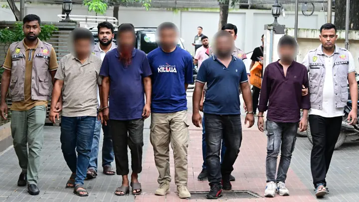ডাকাত দলে ছিলেন র্যাবের সদস্য, অস্ত্র-ওয়াকিটকি-হ্যান্ডকাফসহ আটক ৫