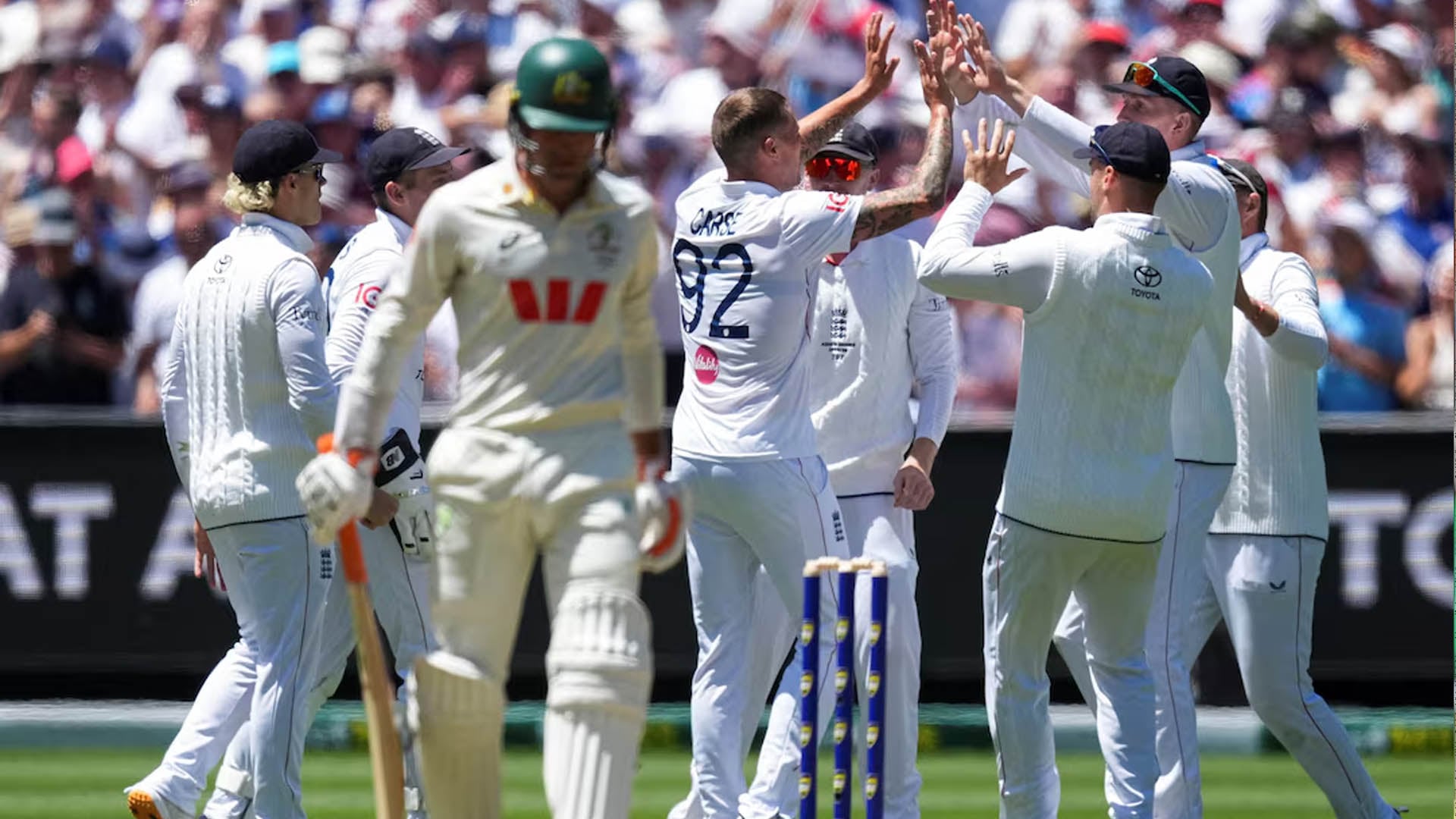 বোলারদের দাপটের মাঝেও জয়ের পথে ইংল্যান্ড