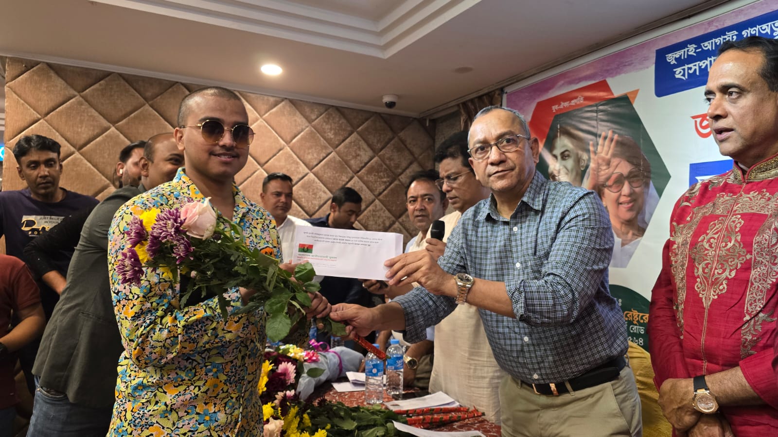 তারেক রহমানের নির্দেশে সিঙ্গাপুরে আহতের পাশে যুবদল সভাপতি মুন্না