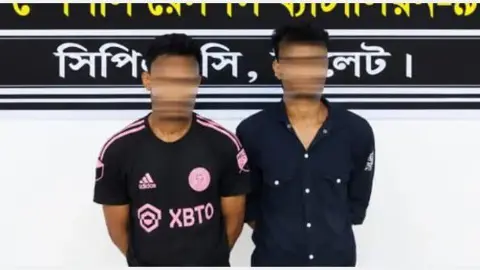 চেকপোস্টে ট্রাক থামাতেই বের হলো ভারতীয় চোরাই মাদক, আটক ২