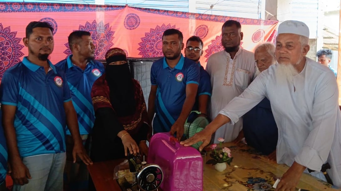 চরফ্যাশনে দরিদ্রদের মাঝে ছাগল ও সেলাই মেশিন বিতরণ