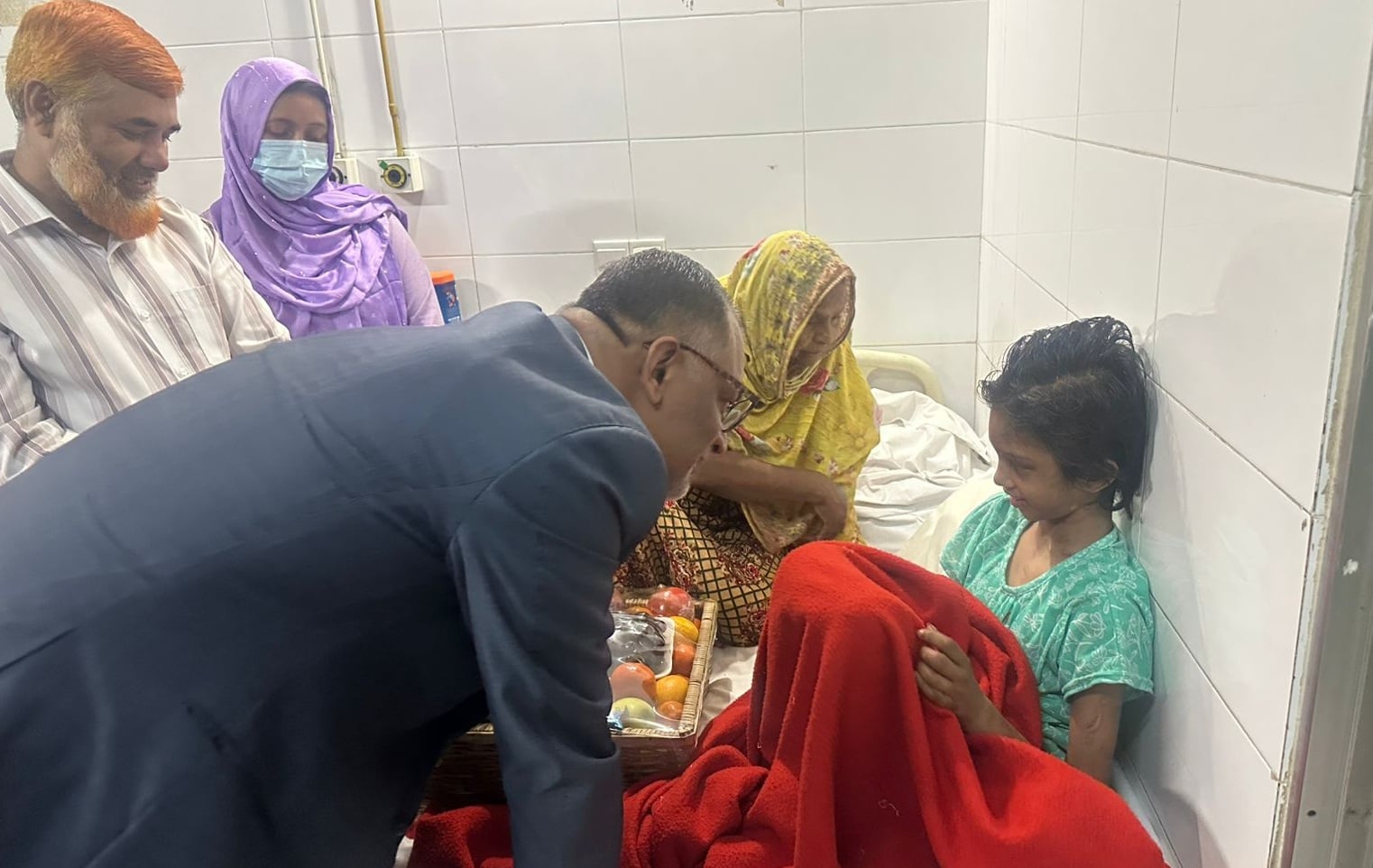 চিকিৎসাধীন মোহনাকে দেখতে হাসপাতালে বিমান উপদেষ্টা