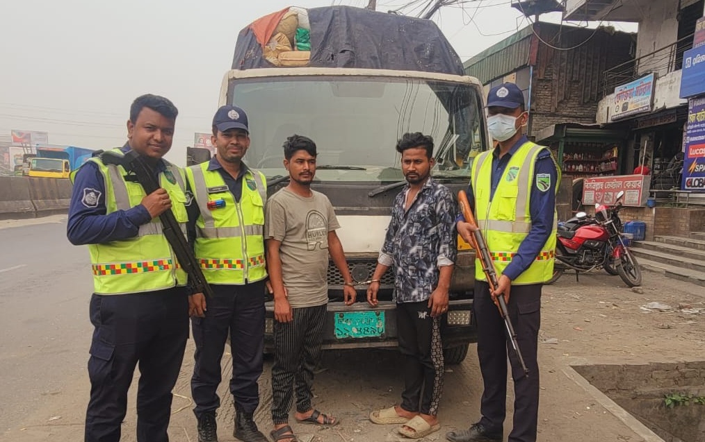সিদ্ধিরগঞ্জে ১০ লাখ টাকার পলিথিনসহ আটক ২