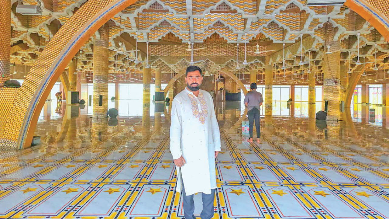 মসজিদের ভেতরে লেখক