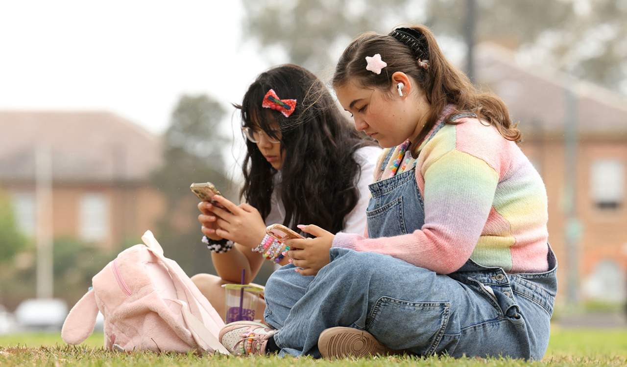 ১৬ বছরের নিচে সামাজিক মাধ্যম নিষিদ্ধের পক্ষে ভোট দিল ব্রিটিশ উচ্চকক্ষ