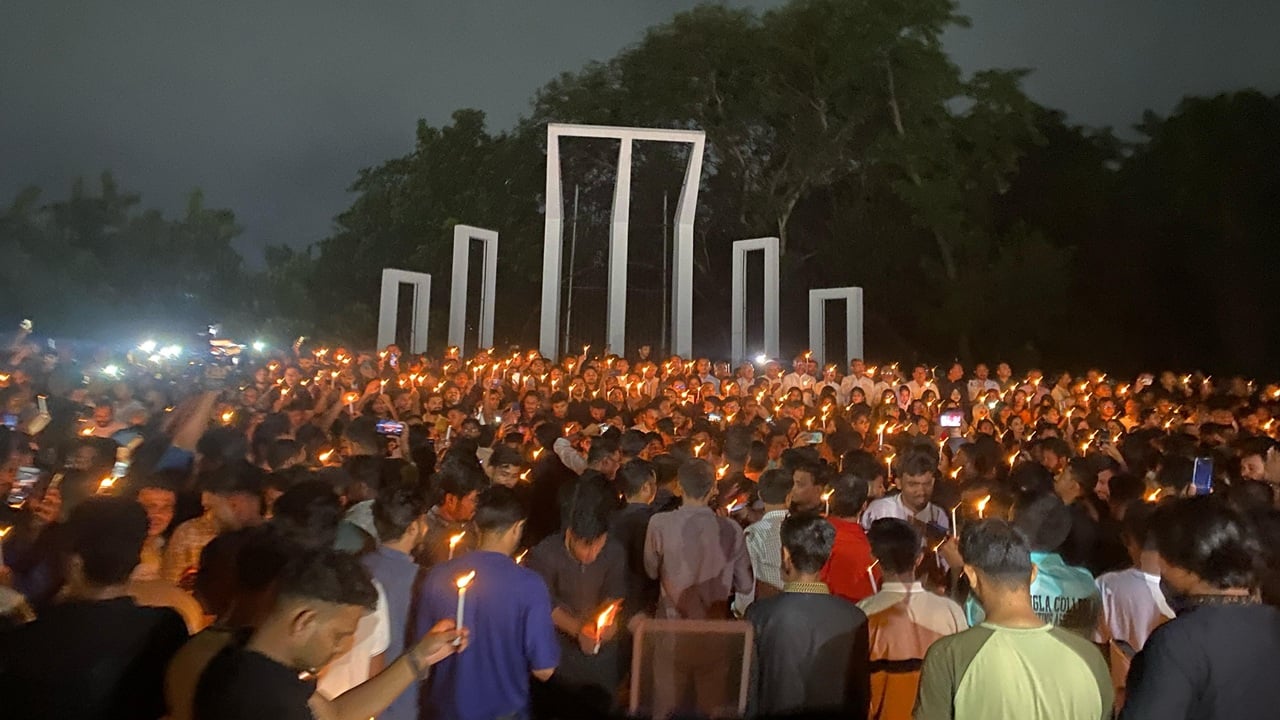 শহীদদের স্মরণে ছাত্রদলের মোমবাতি প্রজ্বলন
