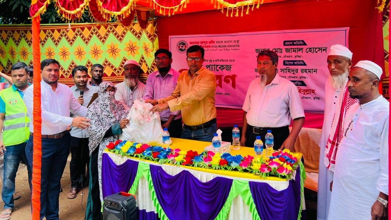চৌদ্দগ্রামে দুস্থ-প্রতিবন্ধীদের মাঝে খাদ্যসামগ্রী ও টিউবওয়েল বিতরণ