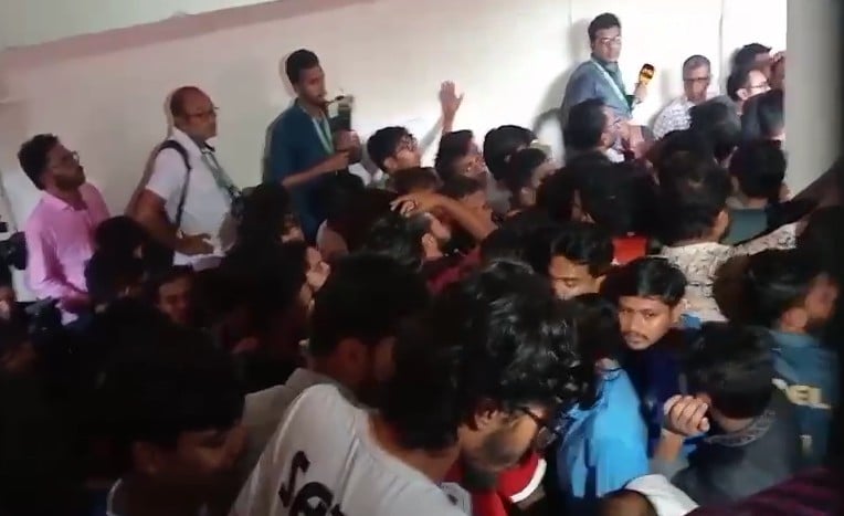 জাকসুর ফল ঘোষণার পূর্বে হাসিনার বিচার চেয়ে স্লোগান
