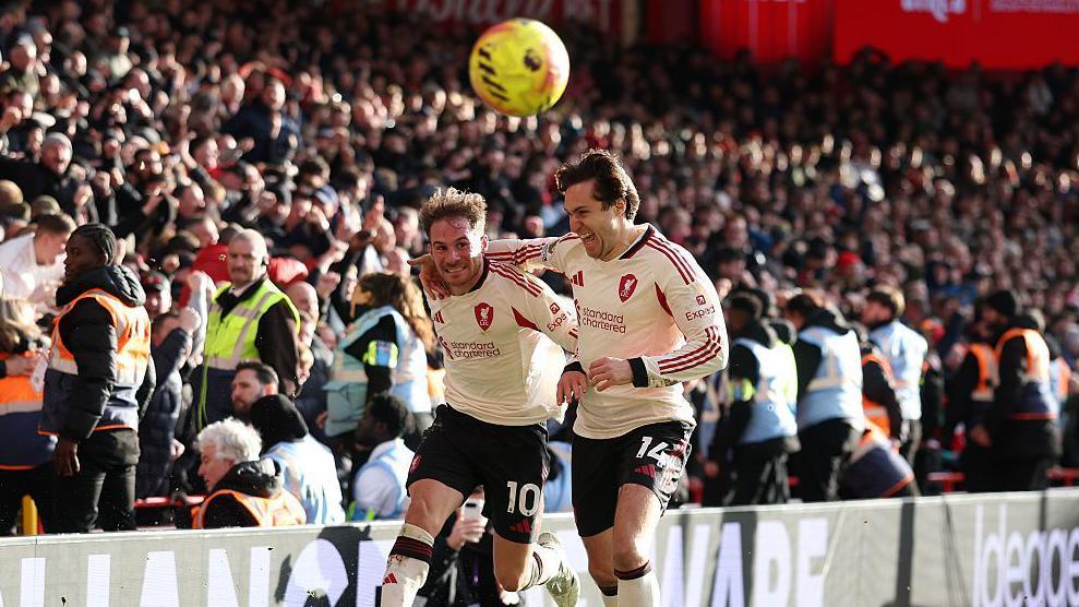 রিয়ালকে টপকে শীর্ষে বার্সেলোনা, শেষ মুহূর্তে নাটকীয় জয় লিভারপুলর