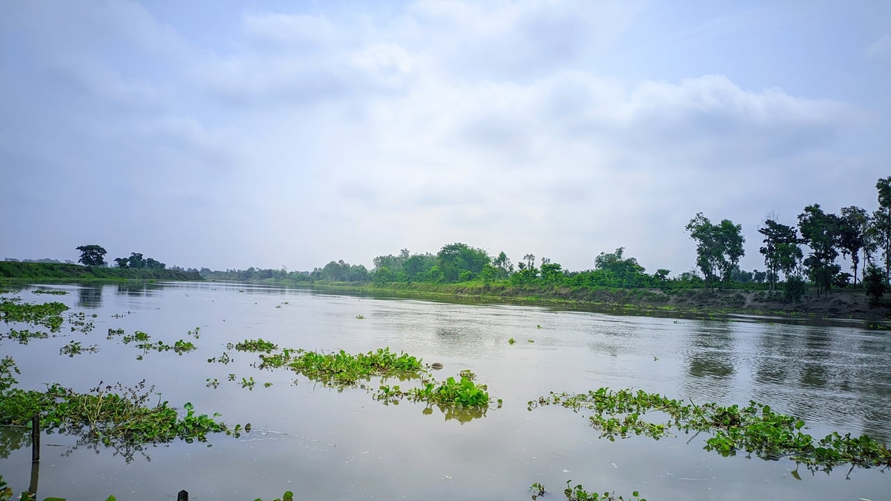 ভারতে আত্রাই নদীর বাঁধে ভাঙন, দুশ্চিন্তায় কৃষক