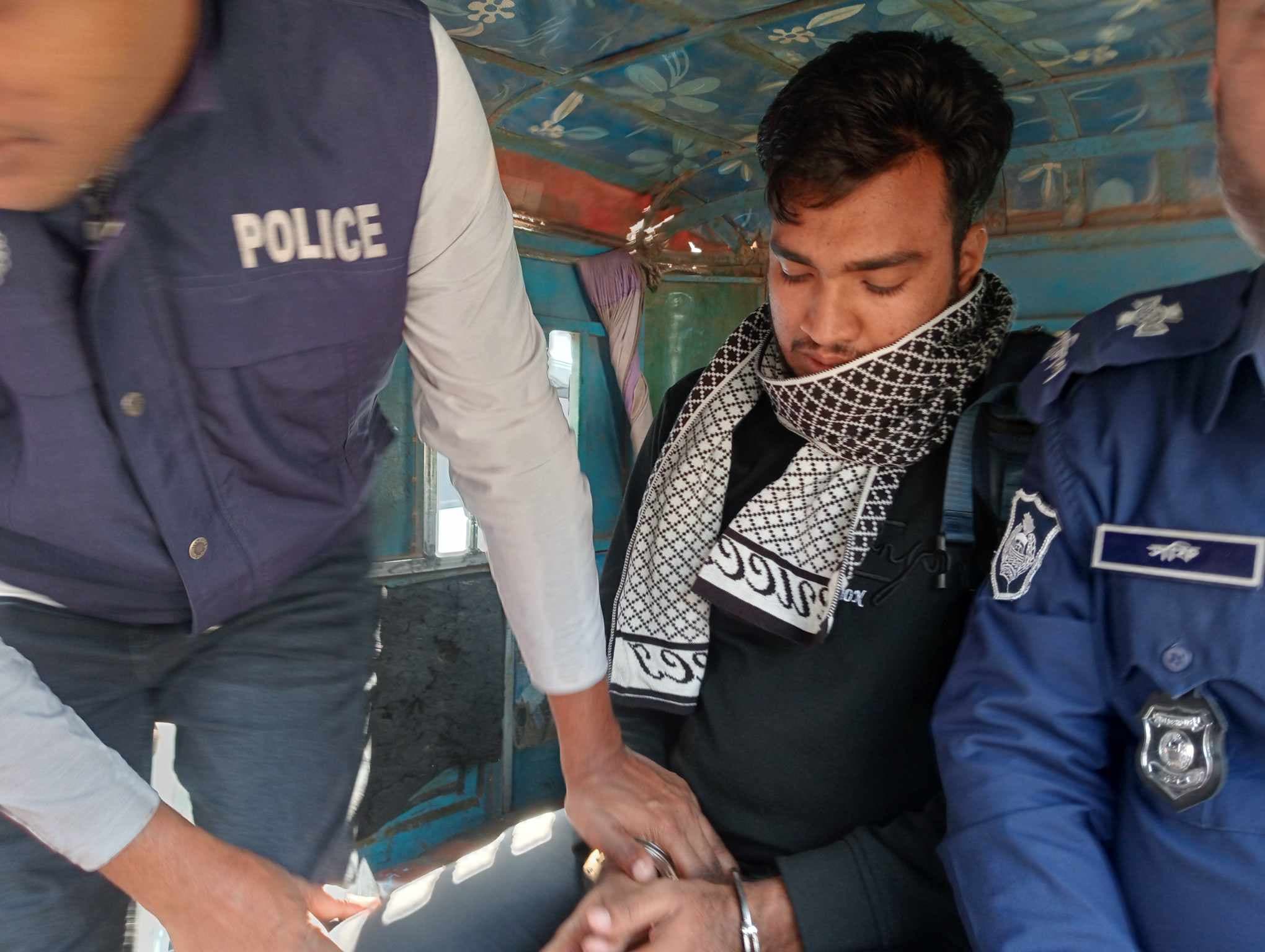 জাবিতে পরীক্ষা দিতে এসে নিষিদ্ধ সংগঠন ছাত্রলীগ কর্মী আটক