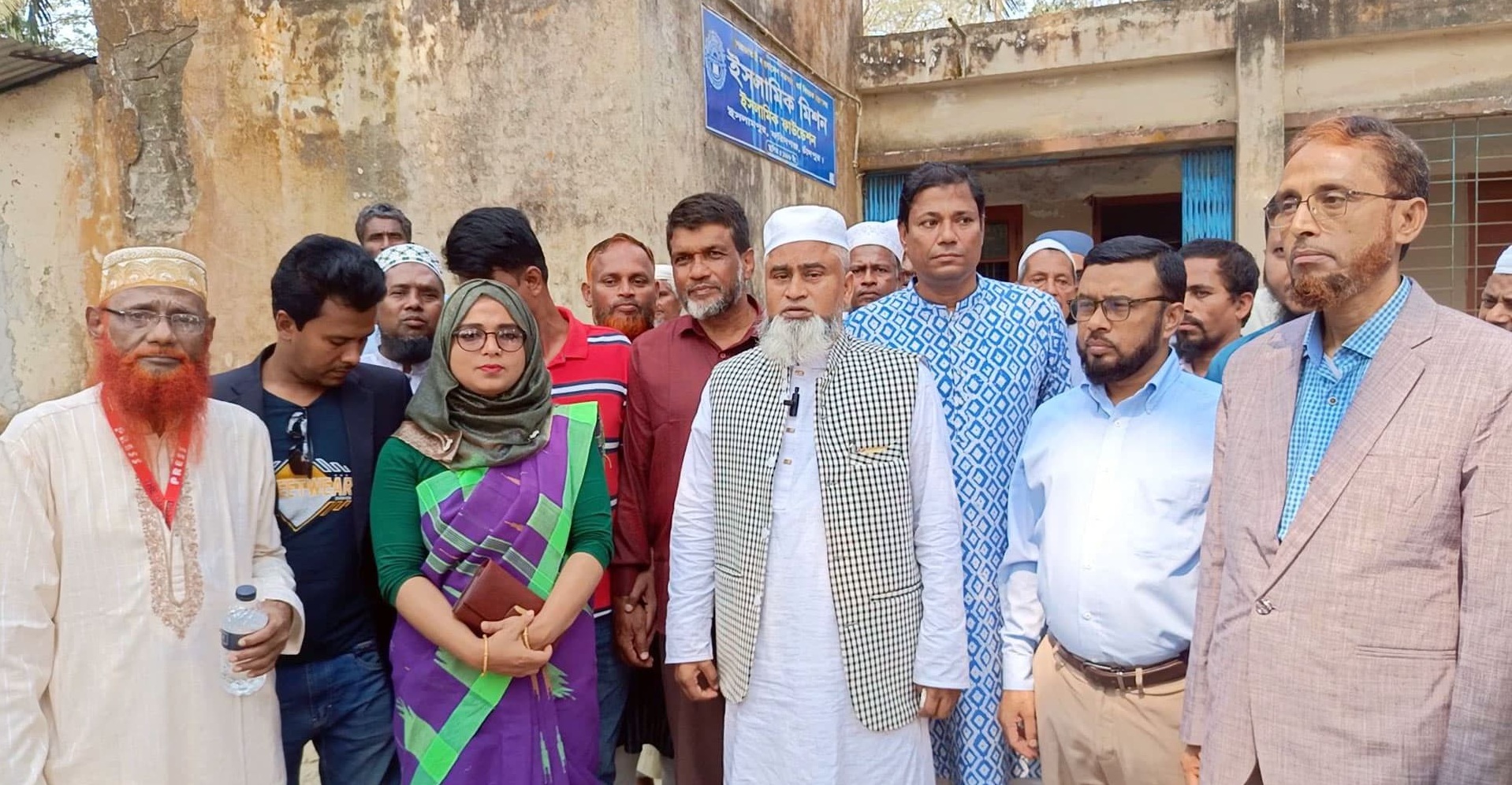 জরাজীর্ণতা সেই হাসপাতাল পরিদর্শন করলেন ইসলামিক ফাউন্ডেশনের মহাপরিচালক