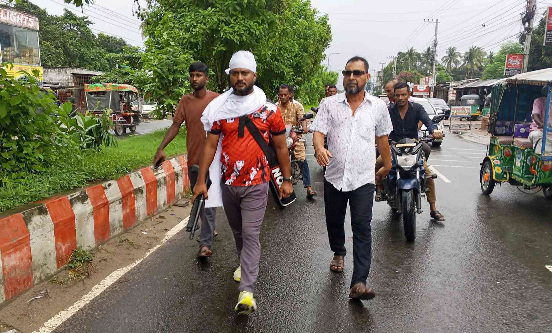 হত্যার হুমকির অভিযোগের পরও মুচলেকায় ছেড়ে দেয় ডিবি