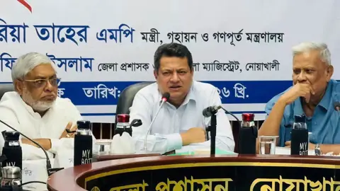 ভঙ্গুর অর্থনীতি থেকে দেশকে এগিয়ে নিতে কাজ করছেন প্রধানমন্ত্রী: গণপূর্তমন্ত্রী