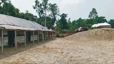 প্রাথমিক বিদ্যালয়ের নির্মাণকাজ ফেলে ঠিকাদার উধাও