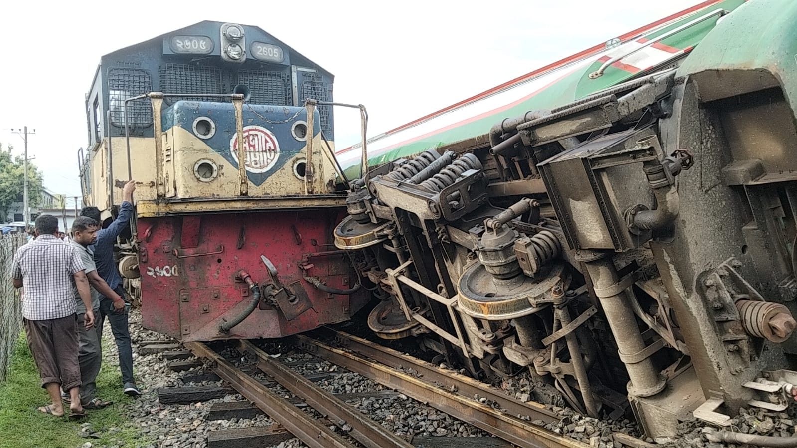৩ ঘণ্টা পর লালমনিরহাট থেকে আংশিক ট্রেন চলাচল শুরু