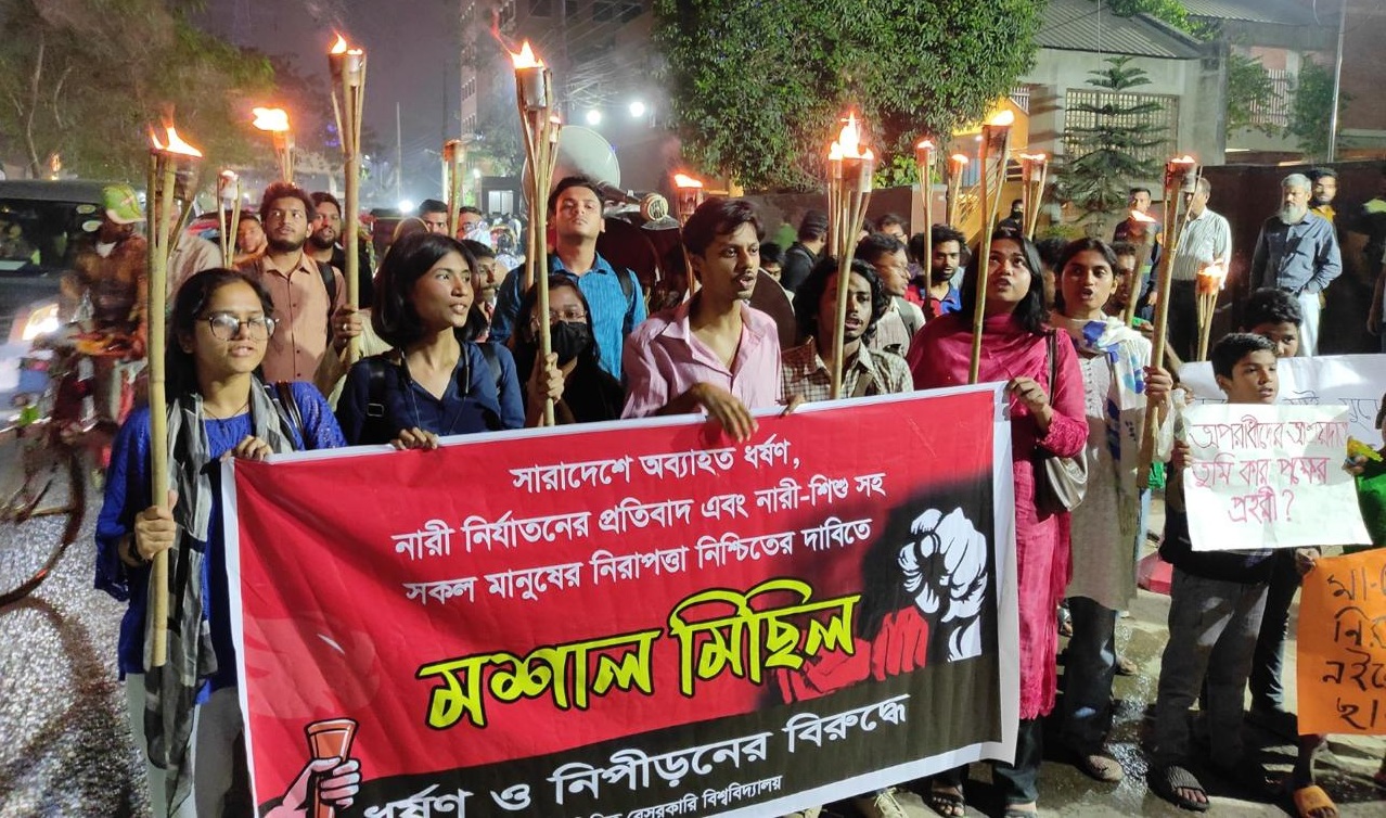 নারী-শিশু নির্যাতনের প্রতিবাদে বিভিন্ন স্থানে শিক্ষার্থীদের বিক্ষোভ