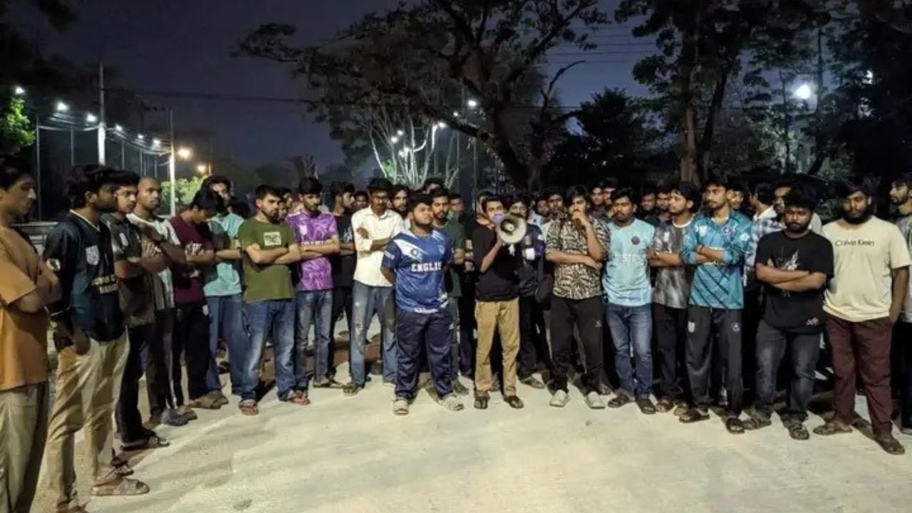 খুবি শিক্ষার্থী নিহতের ঘটনায় গভীর রাতে মানববন্ধন