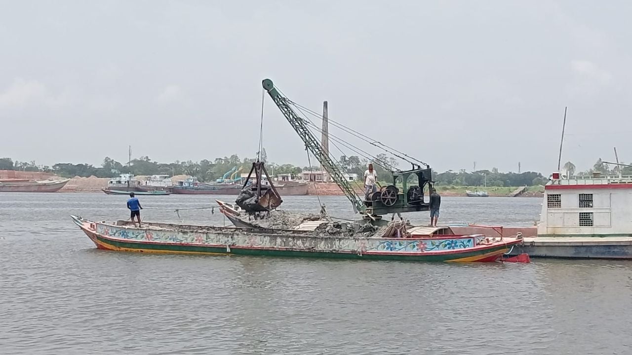 ধলেশ্বরী-বুড়িগঙ্গা নদীর মাটি চুরির হিড়িক