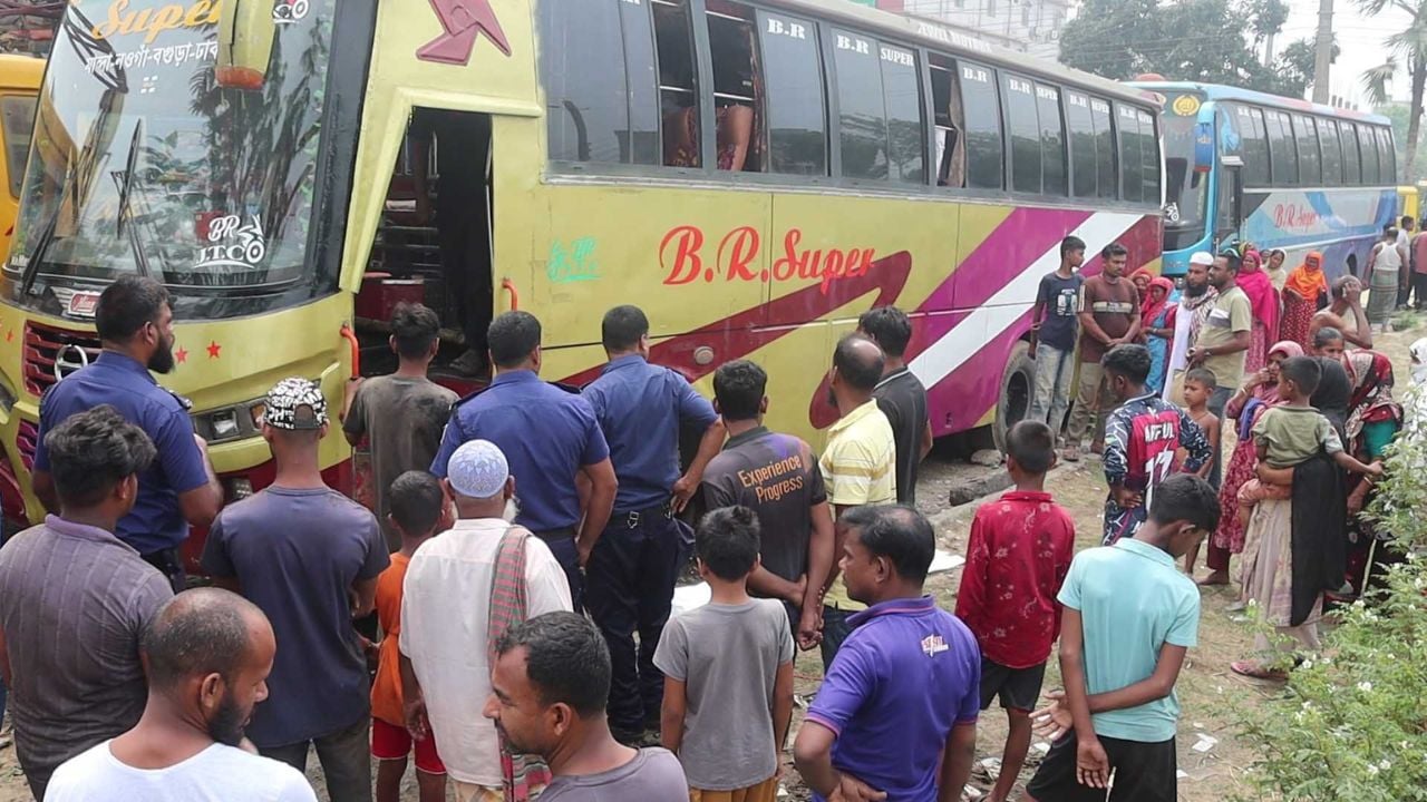 নওগাঁয় গ্যারেজে রাখা বাসের ভেতর লাশ