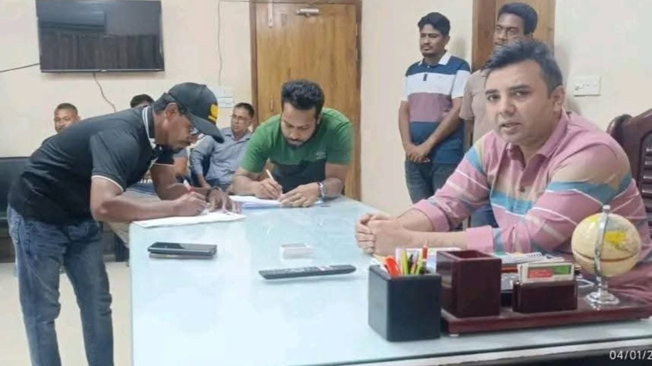 চান্দিনায় হাতকড়া পরিয়ে সাংবাদিককে নেওয়া হলো থানায়