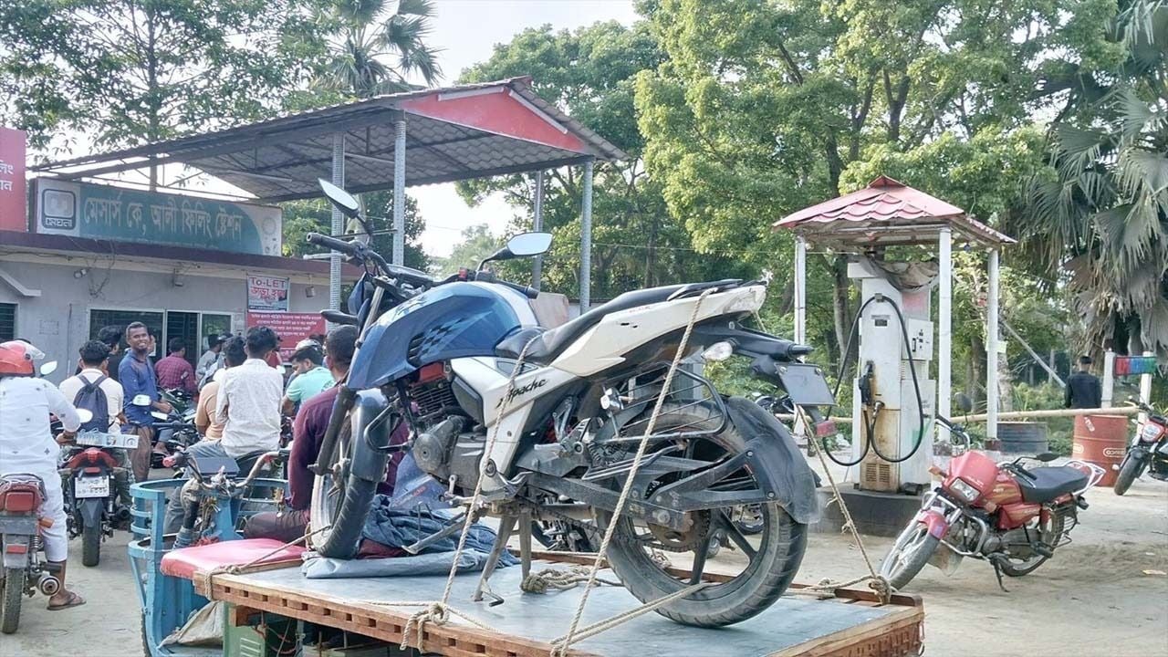 তেলের সংকটে ভ্যানে মোটরসাইকেল নিয়ে পাম্পে হাজির যুবক