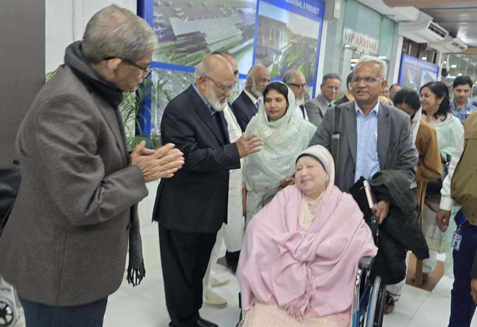 চিকিৎসার জন্য লন্ডনের পথে খালেদা জিয়া, বিদায় জানাতে মানুষের ঢল