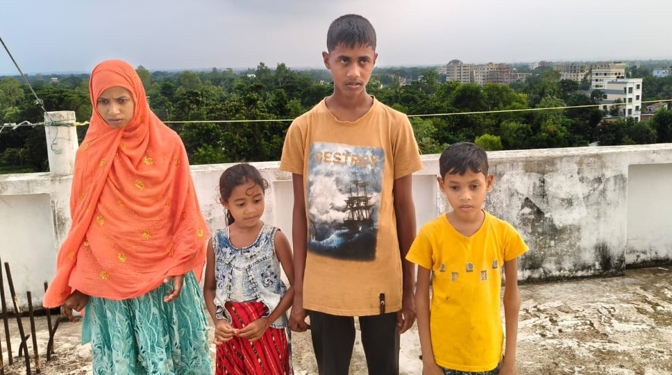 তিন বুদ্ধিপ্রতিবন্ধী সন্তান নিয়ে বাবার মানবেতর জীবন