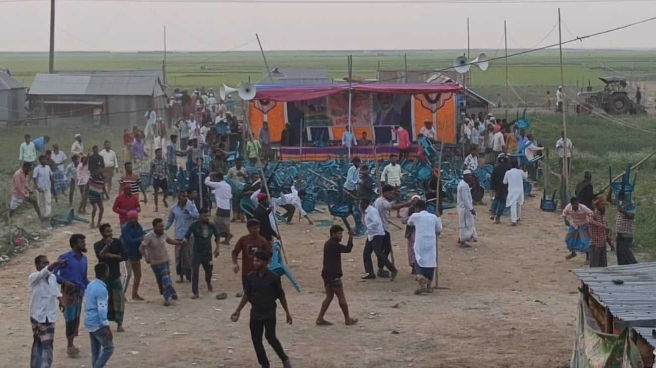 জনসভায় চেয়ারে বসা নিয়ে বিএনপি-যুবদলের সংঘর্ষে আহত ৩০