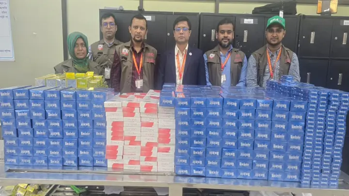 বিমানবন্দরে ৩৩ লাখ টাকার বিদেশি সিগারেট-গৌরী ক্রিম-মদ জব্দ