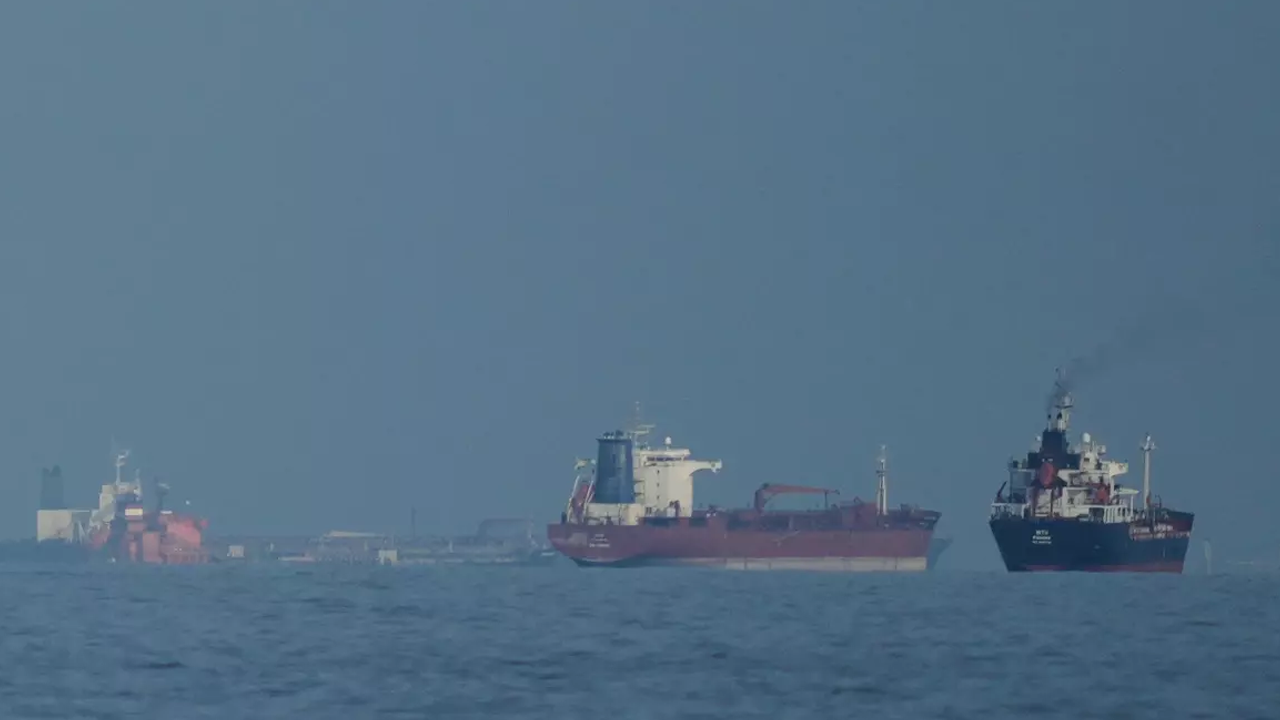 হরমুজ প্রণালি নিয়ে কড়া অবস্থানে ইরান, ট্রানজিট ফি আদায়ের ঘোষণা