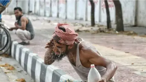 মৌসুমি বায়ুর বিদায়, বৃষ্টিতেও কাটছে না রাজধানীর ভ্যাপসা গরম