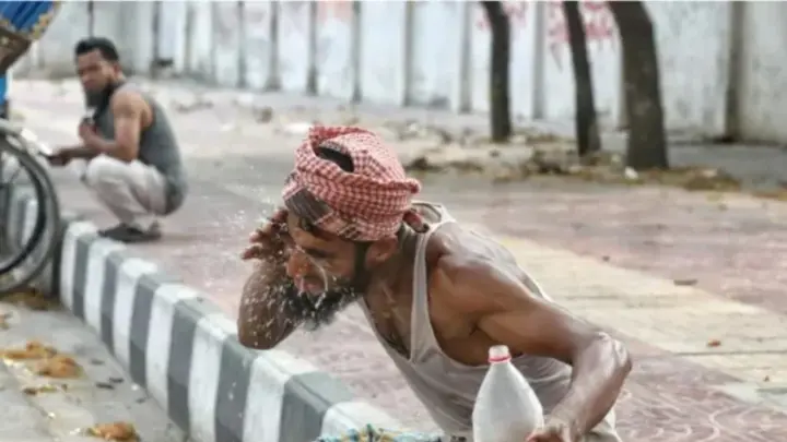 মৌসুমি বায়ুর বিদায়, বৃষ্টিতেও কাটছে না রাজধানীর ভ্যাপসা গরম