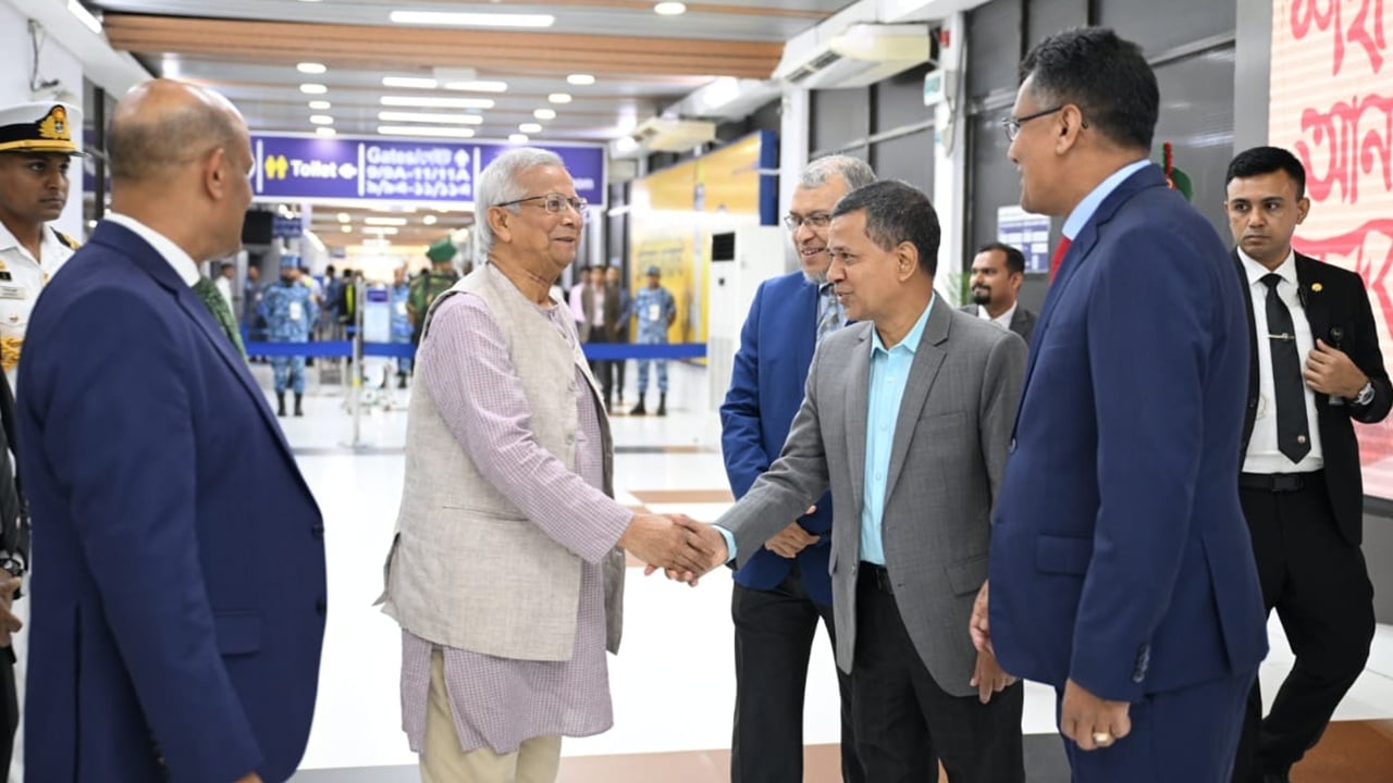 দেশে ফিরেছেন প্রধান উপদেষ্টা