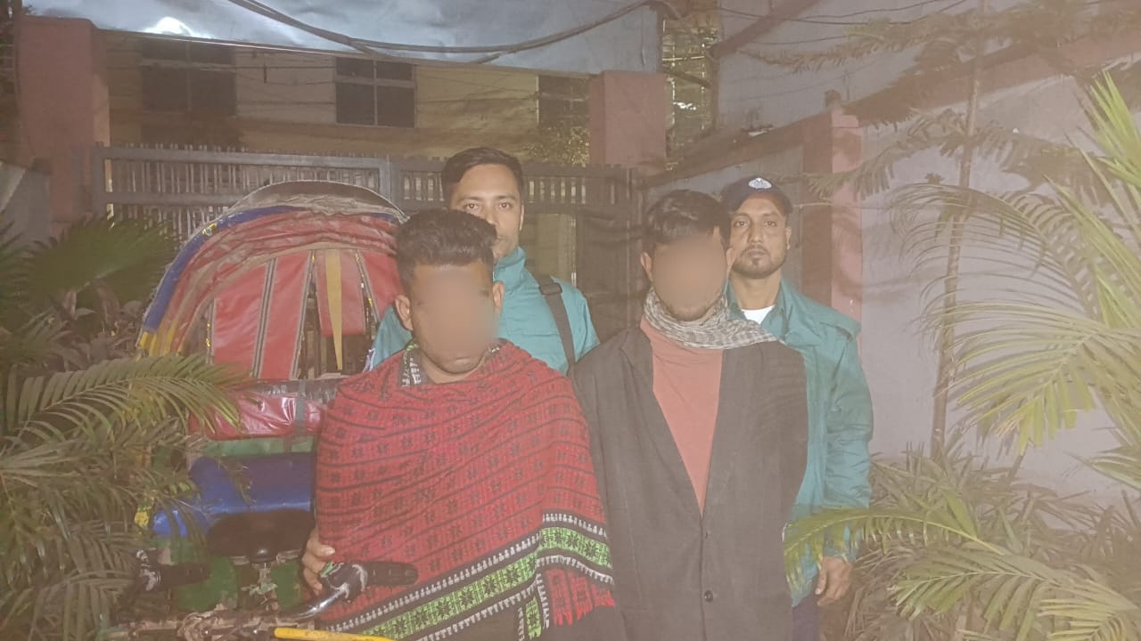 হাতিরঝিল থেকে অস্ত্রসহ ২ পেশাদার ছিনতাইকারী আটক