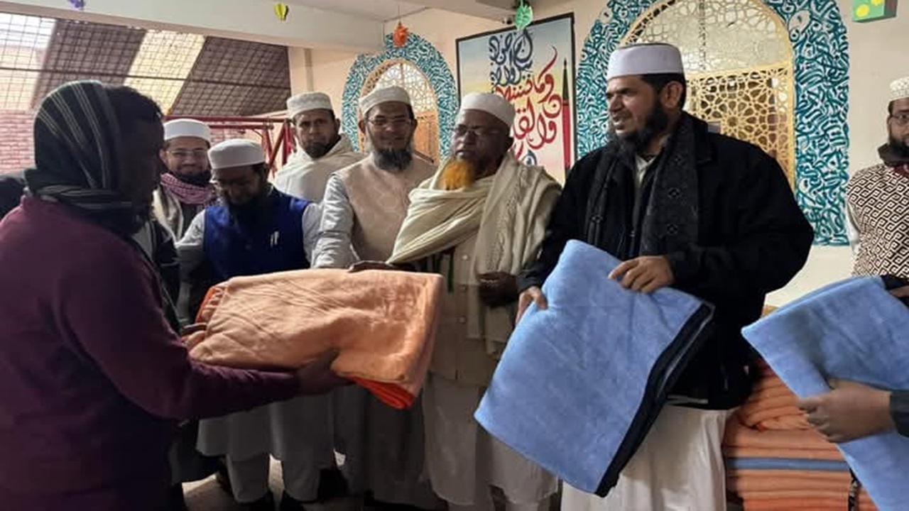 রাজধানীতে খেলাফত মজলিসের শীতবস্ত্র বিতরণ
