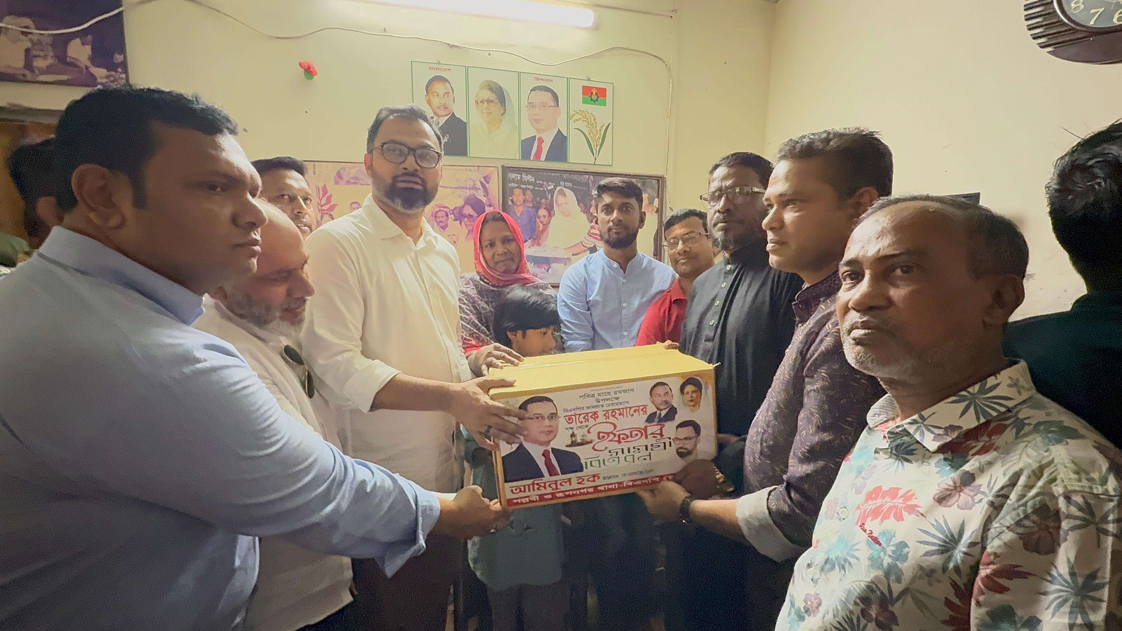জুলাই শহীদ পরিবারদের ইফতার সামগ্রী দিলেন আমিনুল হক